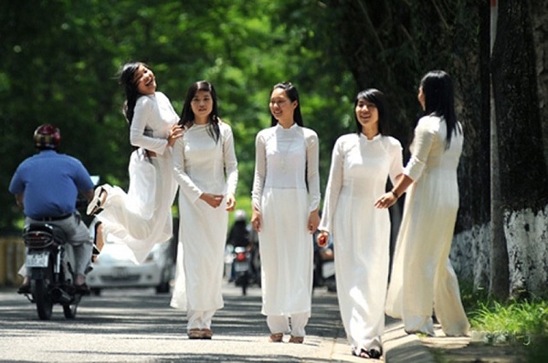 
Ngày nay, với sự du nhập văn hóa từ bên ngoài, nhiều trường học trên cả nước đã có những bộ đồng phục cho riêng mình với áo sơ mi quần âu xanh hoặc xanh đen cho nam và quần hoặc váy cho nữ, thế nhưng áo dài trắng vẫn được xem là đồng phục truyền thống góp phần tôn lên vẻ đẹp thướt tha, yêu kiều của nữ sinh Việt Nam.