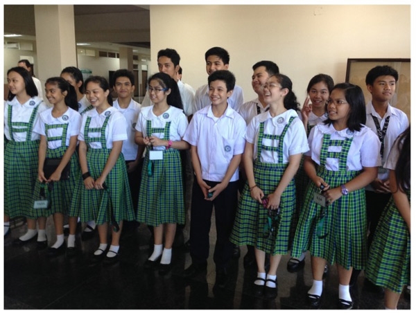 
Các trường công lập và tư thục Philippines đều yêu cầu học sinh mặc đồng phục và có một số ngày cụ thể học sinh có thể mặc thường phục. Đồng phục học sinh tiểu học thường có màu trắng, xanh lá đậm và nâu nhạt. Học sinh trung học phổ thông có đồng phục đa dạng màu hơn.
