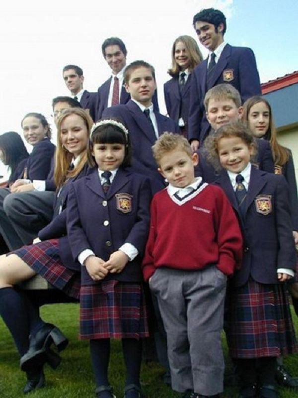 
Đồng phục của học sinh Úc chịu ảnh hưởng phong cách của đồng phục Anh, học sinh bắt buộc phải đi giày da đen, nữ sinh thì mặc váy hoặc quần váy sọc kẻ caro. 