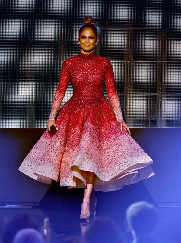 Phạm Hương dính nghi án mặc váy “nhái” Jennifer Lopez
