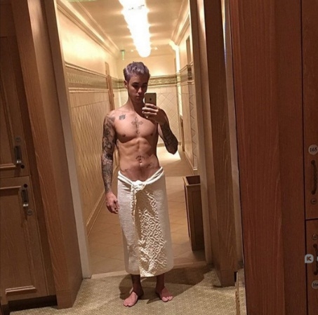 
Justin có sở thích chụp ảnh bán nude trong phòng khách sạn.