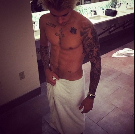 
Justin có sở thích chụp ảnh bán nude trong phòng khách sạn.