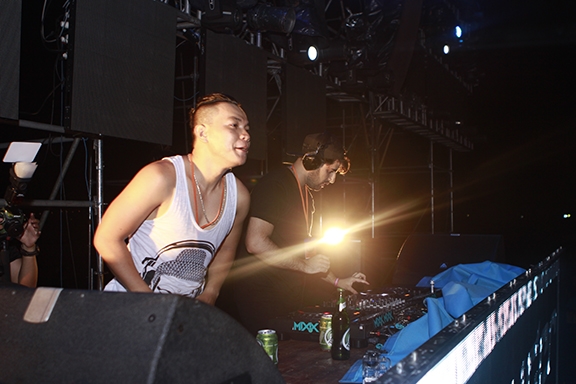 
Tham gia vào sự kiện lần này, DJ Heyder đã khiến khán giả tại Đà Nẵng "mãn nhãn" khi liên tiếp trình diễn những bản hit: "We don't talk anymore", "Faded"...