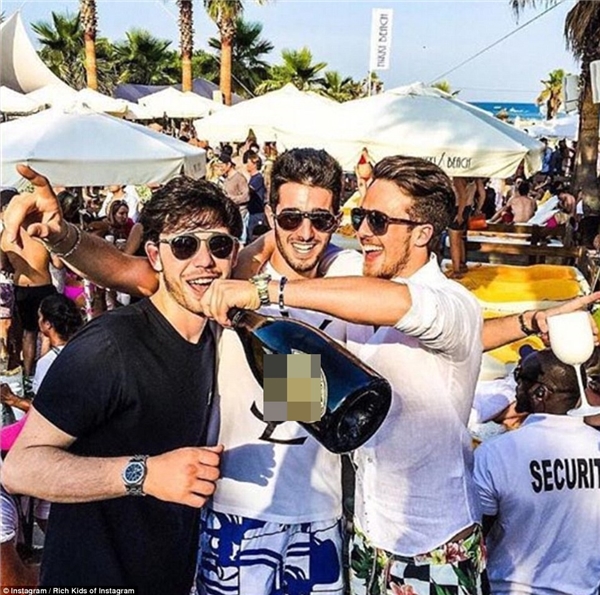 
 Bộ ba tươi cười rạng rỡ bên chai rượu đắt tiền tại bờ biển Nikki thuộc St Tropez. (Ảnh: Rich Kids of Instagram)