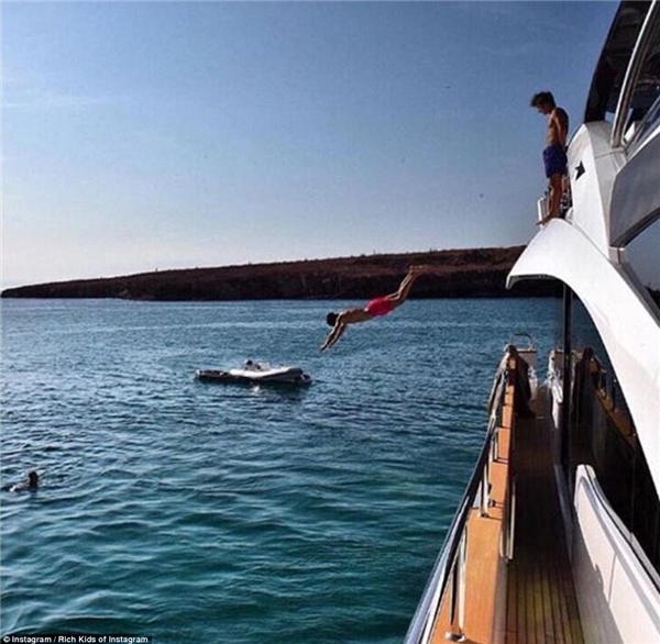 
 Và một ngày bình thường của hội con nhà giàu chỉ là nhảy ùm xuống biển từ du thuyền triệu đô mà thôi! (Ảnh: Rich Kids of Instagram)