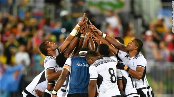 
Cả đội tuyển Fiji thể hiện tình đoàn kết và niềm hân hoan sau khi chiến thắng tại trận rugby chung kết Olympic.