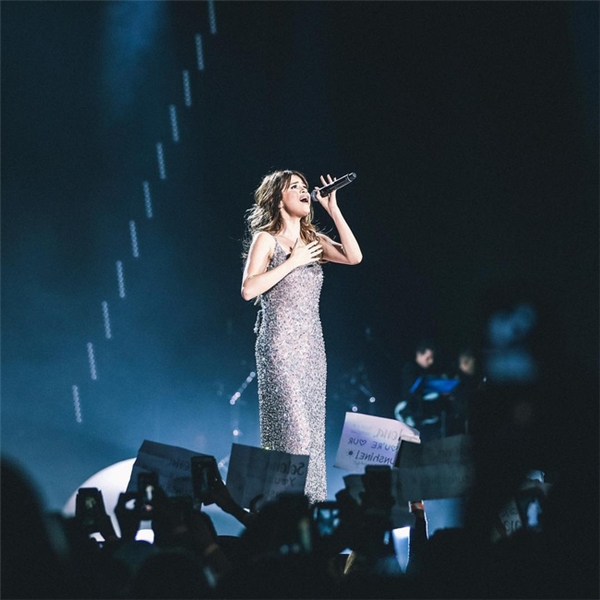 
Chiếc đầm tinh xảo mà Selena diện trong trong tour diễn đã giúp nữ ca sĩ tỏa sáng thật sự. Với chất liệu lấp lánh, Selena như một ngôi sao tỏa sáng giữ rừng fan hâm mộ của mình.