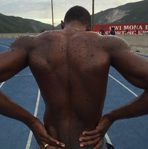 
Vận động viên điền kinh Usain Bolt dính đầy bụi đường sau một ngày luyện tập.
