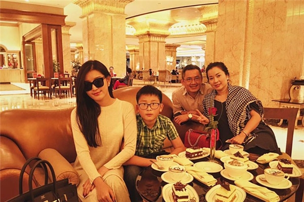 
Trong ảnh là khoảnh khắc gia đình Huyền My đang tận hưởng kì nghỉ thú vị tại Dubai.  - Tin sao Viet - Tin tuc sao Viet - Scandal sao Viet - Tin tuc cua Sao - Tin cua Sao