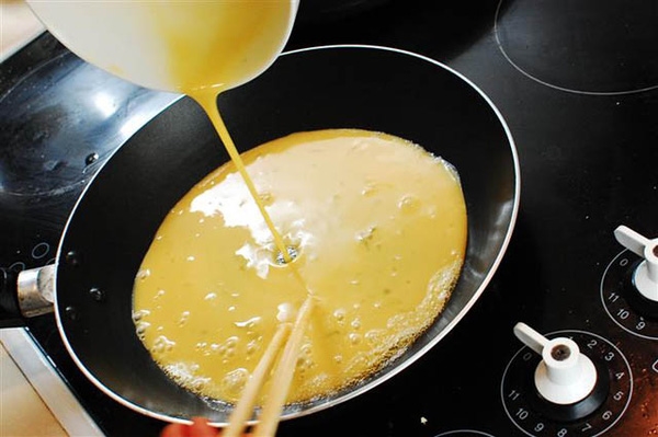 
1. Tạo mùi thơm phưng phức: Bạn đập trứng vào tô và cho thêm vài giọt rượu trắng vào rồi tiến hành chiên bình thường. Rượu sẽ giúp khử mùi tanh của trứng và làm dậy mùi thơm khi chiên. Đảm bảo đĩa trứng sẽ có mùi thơm cực kì đặc trưng.