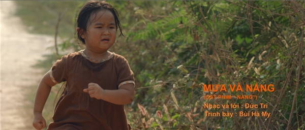 
Nhạc phim trong MV Mưa và Nắng được trình bày bởi bé Bùi Hà My - giọng ca nhí từng gây xúc động qua ca khúc Mẹ Ơi Đừng Bỏ Con ở phim Bệnh Viện Ma.