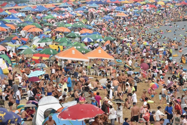 
Người dân thành phố Đại Liên, tỉnh Liêu Ninh, ra bãi biển tắm mát.