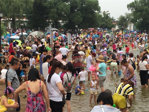 
Hàng nghìn người dân thành phố Thường Xuân, tỉnh Cát Lâm dẫn con nhỏ đi tránh nóng.