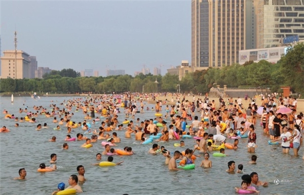 
Bất chấp cảnh báo cấm bơi lội ở hồ Thiên Nga, ​người dân thành phố Hợp Phì, tỉnh An Huy vẫn rủ nhau đến tắm vì quá nóng.