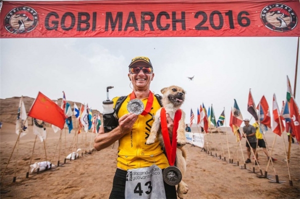 
Dion và Gobi chạy cạnh nhau vào ngày cuối cùng và hoàn thành chặng đua cũng như được nhận huy chương như một đội marathon đích thực.