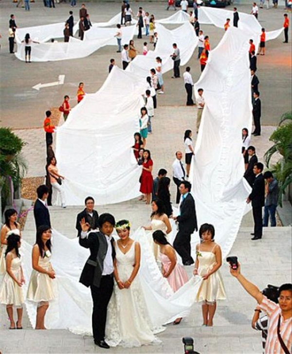 
Váy cưới thế này thì khách mời cũng phải lăn xả ra cầm hộ cô dâu chú rể.