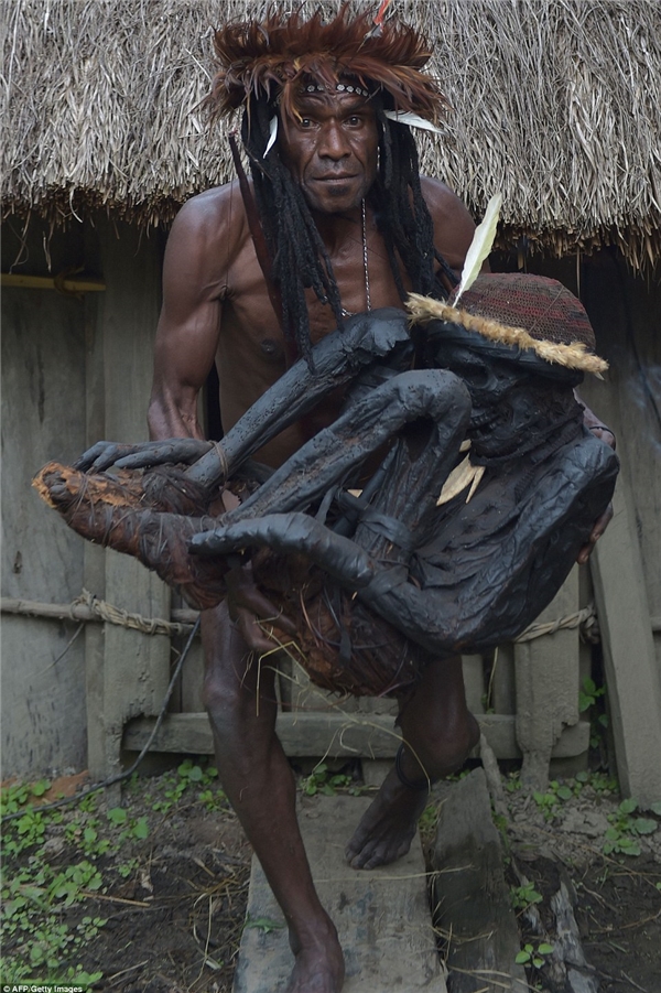 Choáng với bộ tộc ướp xác tổ tiên để thờ trong nhà hàng trăm năm