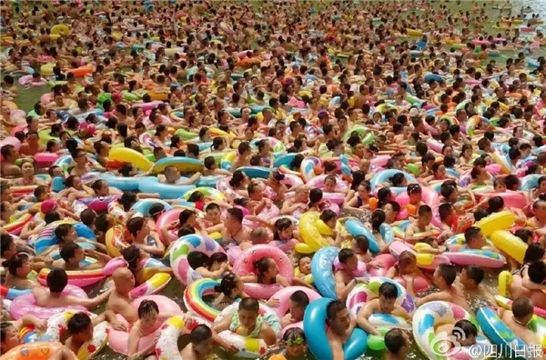 
Nắng nóng đỉnh điểm khiến người dân đồng loạt đổ xô tới các hồ bơi để tránh nóng.