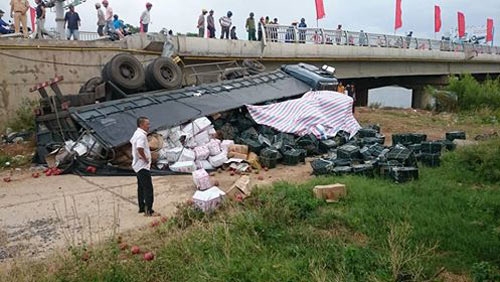 
Hiện trường vụ lật xe tải chở hoa quả tại Quảng Bình.