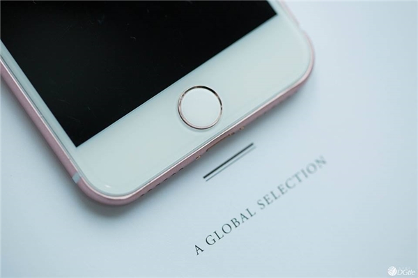 
Dải nhựa thu sóng ăng-ten được thiết kế tinh tế hơn so với iPhone 6s và iPhone 6s Plus. (Ảnh: internet)