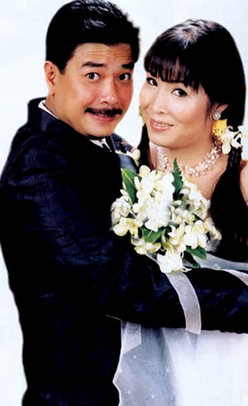 
Lê Tuấn Anh kết hôn cùng NSND Hồng Vân vào năm 2003 khi cả hai đều đã trải qua một lần dang dở và thăng trầm của cuộc sống.  - Tin sao Viet - Tin tuc sao Viet - Scandal sao Viet - Tin tuc cua Sao - Tin cua Sao