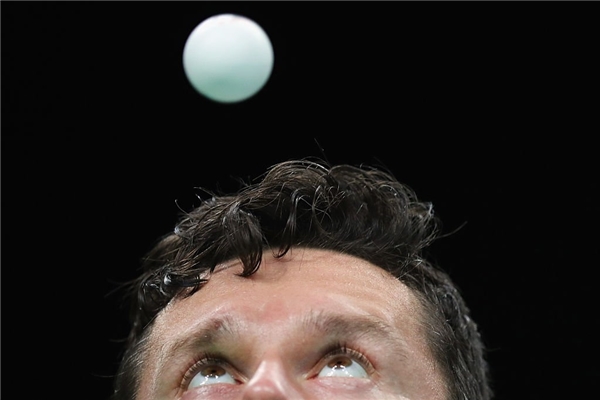 
Samsonov có siêu năng lực điều khiển bóng bằng mắt.