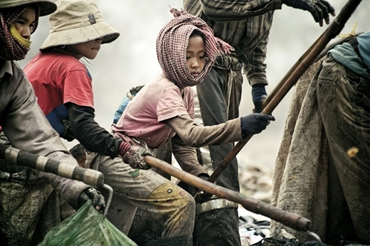 
Hàng trăm đứa trẻ phải lặn ngụp kiếm ăn từng ngày trên những đống rác khổng lồ ở Campuchia.