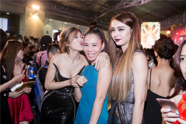 
Nữ giám khảo Vietnam Idol vô tư đùa giỡn cùng Trang Pháp và MLee.  - Tin sao Viet - Tin tuc sao Viet - Scandal sao Viet - Tin tuc cua Sao - Tin cua Sao