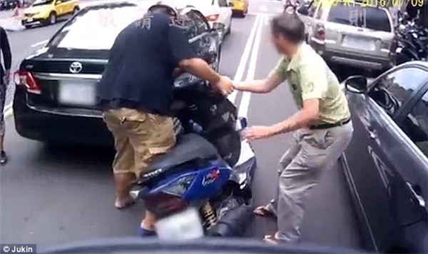 
Người lái ô tô dựng xe dậy giúp “nạn nhân” của mình. (Ảnh: DailyMail)