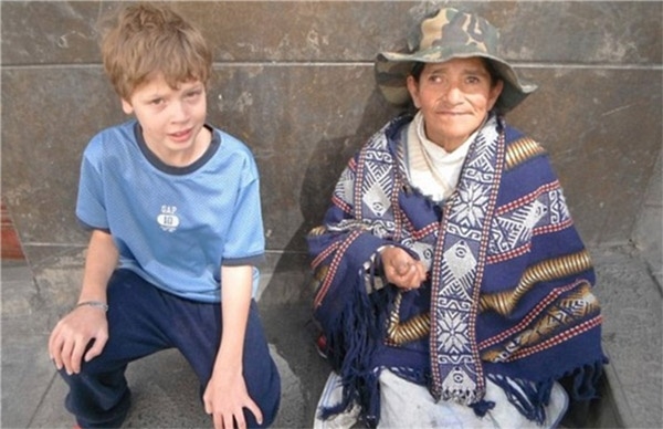 11 tuổi, cậu bé này đã đi qua 65 quốc gia thay vì đến trường mỗi ngày