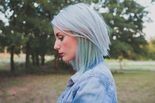 
Bên cạnh đó bạn cũng có thể thử tóc nhuộm hai lớp với lớp ngoài màu bạc, lớp trong ombre xanh lá lạ mắt.