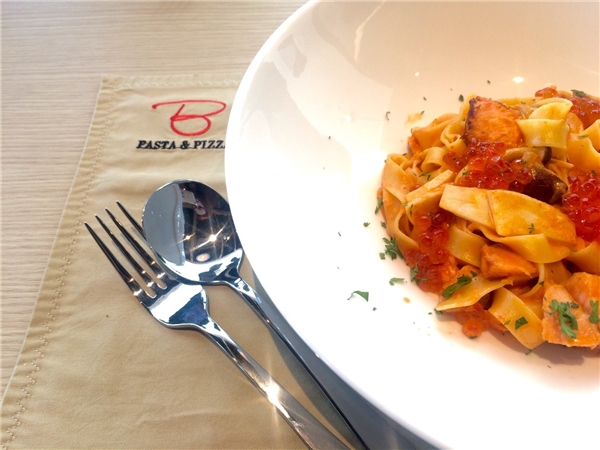 
Món mỳ Ý sốt cá hồi vừa quen vừa lạ tại nhà hàng Basta Hiro đầu tiên tại Việt Nam.
