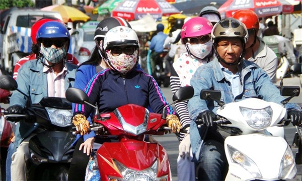 
Người nước ngoài cho rằng thời trang chống nắng của phụ nữ Việt khá kì cục và lạ đời.