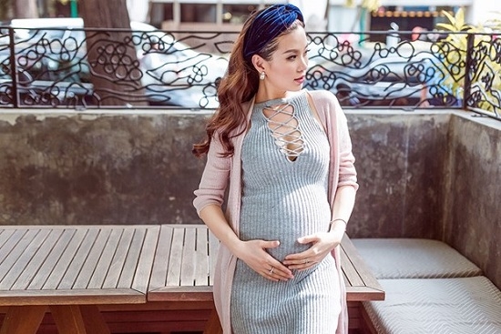 
Dù đã mang thai 8 tháng nhưng Diễm Trang vẫn được nhận xét giữ được vẻ ngoài xinh đẹp với gu thời trang sành điệu, gợi cảm. - Tin sao Viet - Tin tuc sao Viet - Scandal sao Viet - Tin tuc cua Sao - Tin cua Sao