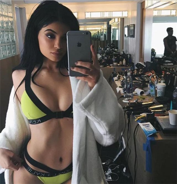 
Đây là mẫu bikini của Kylie Jenner - mĩ nhân nổi tiếng bậc nhất Hollywood tung ra dành cho mùa hè năm nay. Xung quanh mẫu thiết kế được tạo điểm nhấn bằng những đường diềm đen to bản. Giá bán trên thị trường của sản phẩm này được quy đổi khoảng 550.000 đồng.