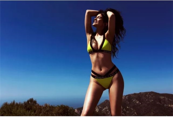 
Nếu như Ngọc Trinh gây ấn tượng với làn da trắng nõn thì Kylie Jenner lại trông khỏe khoắn, thu hút với nước da nâu bánh mật. Với những thiết kế thuộc thương hiệu, Kylie Jenner cũng thường xuyên đứng ra làm mẫu chụp ảnh để quảng bá.