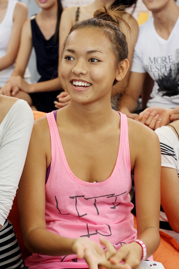 
Mai Ngô củng các thí sinh Vietnam's Next Top Model 2013 trong một buổi họp nhà chung.