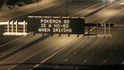 
"Lái xe không phải là lúc để bắt Pokémon."