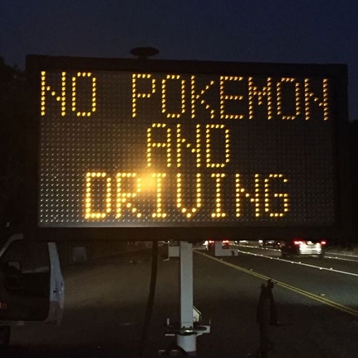 
"Không chơi Pokémon Go khi lái xe."