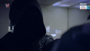 “Sởn da gà” khi Lee Jong Suk đối đầu sát thủ áo đen trong W