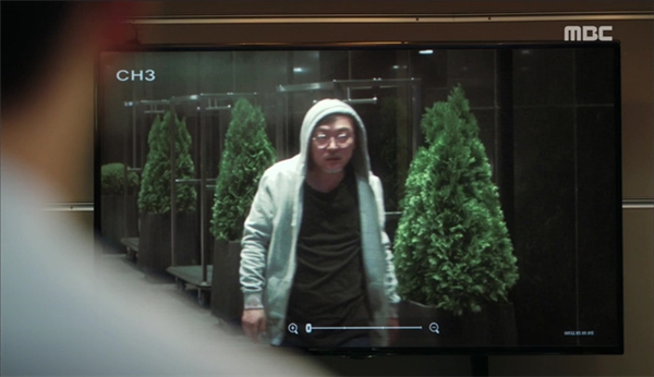 “Sởn da gà” khi Lee Jong Suk đối đầu sát thủ áo đen trong W