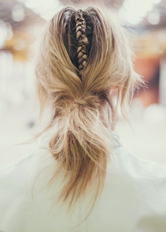 
Nếu không thích xõa tóc, bạn có thể cột gọn chúng lại và để lộ phần bím ở giữa như trên.