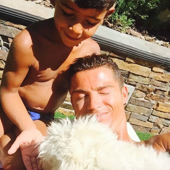 
Ronaldo còn dạy cho Jr con cách yêu thương người khác thông qua các hành động nhân đạo của anh.