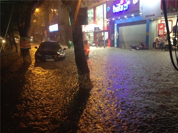 
Trước đó, chiều tối ngày 18/8, Hà Nội đã ngập úng nhiều tuyến phố lớn bởi trận mưa ập xuống quá nhanh, và kéo dài nhiều giờ đồng hồ.