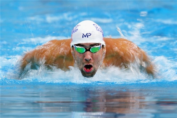 
3. Michael Phelps, kẻ gần như "bất khả chiến bại" tại đường đua xanh cũng để lại những bức hình ấn tượng. Thi đấu xuất sắc, Phelps xuất sắc dành 5 HCV và 1 HCB ở các nội dung khác nhau. Trong ảnh, kình ngư người Mỹ đang tăng tốc ở nội dung bơi bướm nam 200m và sau đó giành HVC thứ 20 tại Olympic.