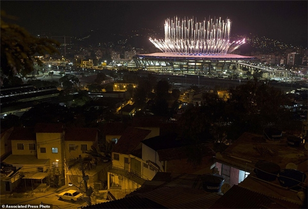 
10. Sân vận động Olympic Maracana rực rỡ lung linh bao nhiêu thì khu vực Mangueria Favela lại tồi tàn bấy nhiêu. Bức ảnh là sự nhắc nhở mọi người về tình hình kinh tế, xã hội và khoảng cách giàu nghèo tại Barazil thực sự đáng để quan tâm. Nhiều hình ảnh và video khác cũng cho thấy mảnh đất diễn ra ngày hội thể thao Olympic vẫn còn những vấn đề cần được giải quyết.
