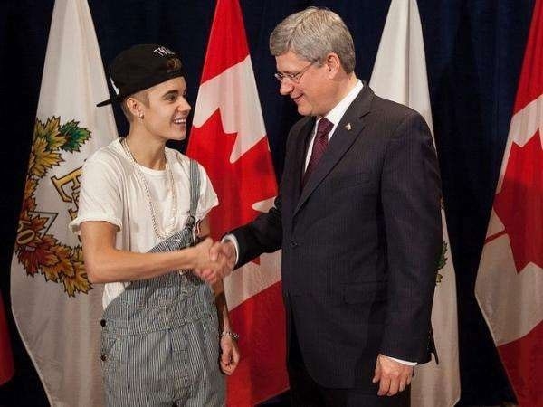 
Khi gặp Thủ tướng Canada, Justin Bieber đã ăn mặc xuề xòa nhất có thể với style quần yếm tụt một bên vai, đầu đội mũ ngược.