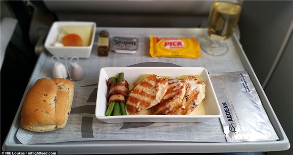 
Cũng trên cùng chuyến bay của hãng này, Loukas đã được thử món phi lê gà nướng với xốt gồm khoai tây, hành tây và rượu vang trắng, đậu que ăn kèm với gà tây xông khói và chanh tây.