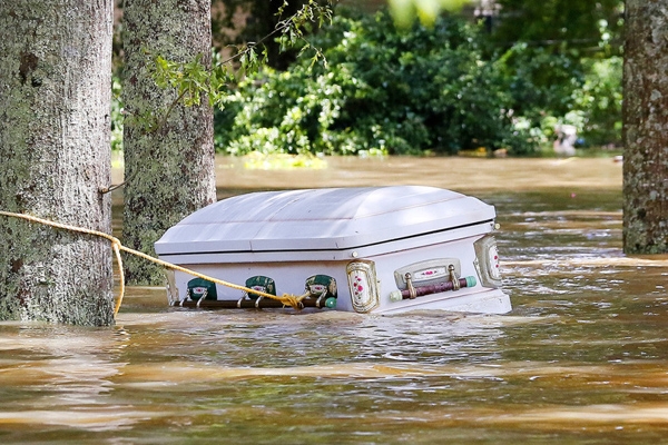
Một chiếc quan tài đang trôi nổi trên mặt nước tại Ascension Parish, Louisiana sau cơn mưa lớn.