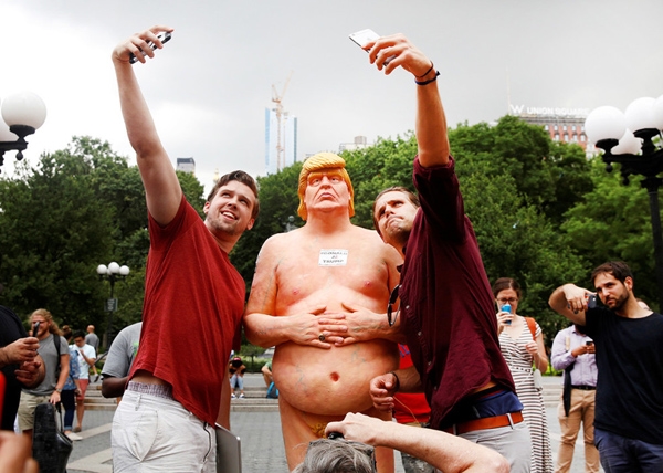 
Mọi người selfie với bức tượng khỏa thân của ứng cử viên tổng thống Donald Trump của đảng Cộng hòa, đang được đặt tại công viên Quảng Trường Thống Nhất ở thành phố New York.